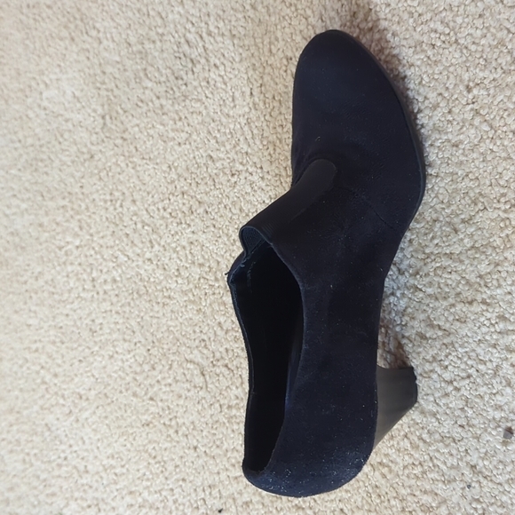 KIM ROGERS “Frenda” Black Faux Suede Heeled Booties size 6 - Picture 5 of 9